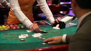 Live-dealer berkualitas HD Tampilan live-dealer table dengan streaming multikamera