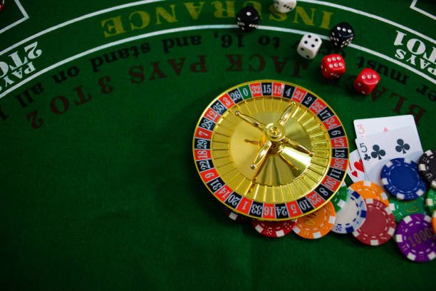 Interface pertunjukan game langsung dengan layar utama, chat, dan panel betting